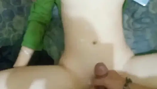 Bakirenin dar amına sert bir yarak sokuyor