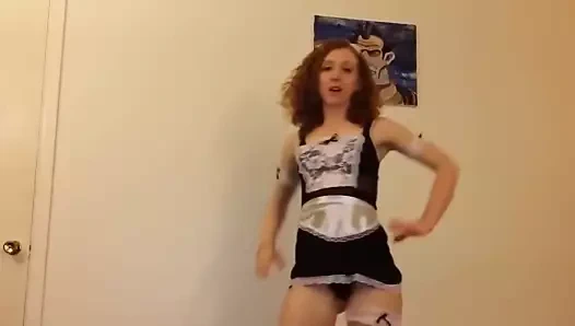 Sıcak kızıl üzerinde bir hizmetçi kıyafeti ve tanga