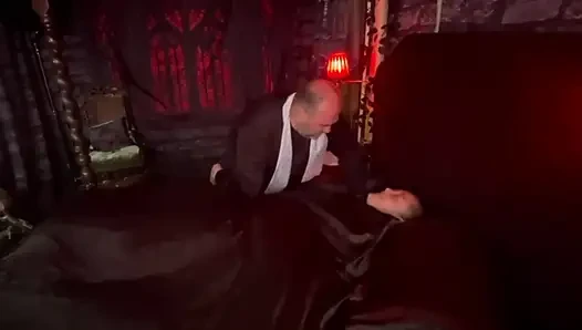 Bölüm 1:- Kraliçe vampir rahibi yarak emen bir fahişeye dönüştürüyor!