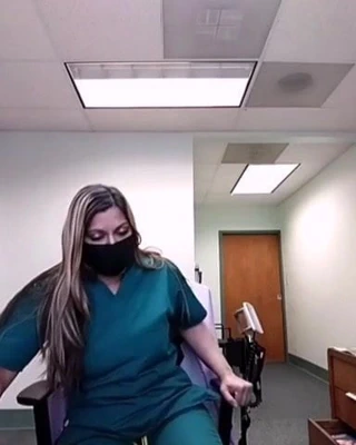 tombul hemşire gösteriş yapmaya çalışıyor