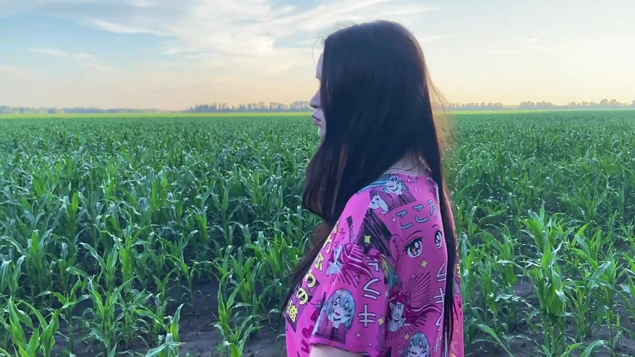 सौतेली बहन कॉर्नफील्ड में घबरा गई और उसे अपने सौतेले भाई के बड़े लंड में आराम मिला