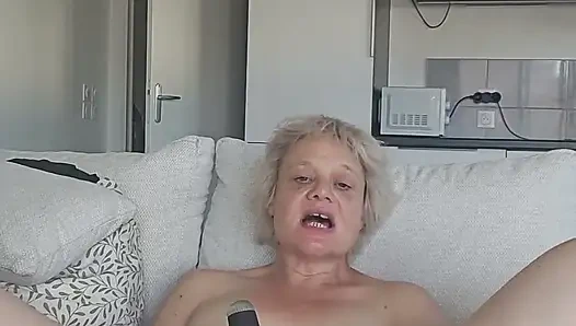 Tamamen açık Halde Vibratörümle Orgazma Ulaşana Kadar Oynuyorum
