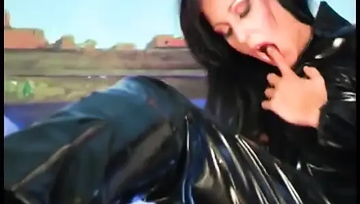 Lateks takım elbiseli kadın domina anal seks yapıyor ve döl yiyor