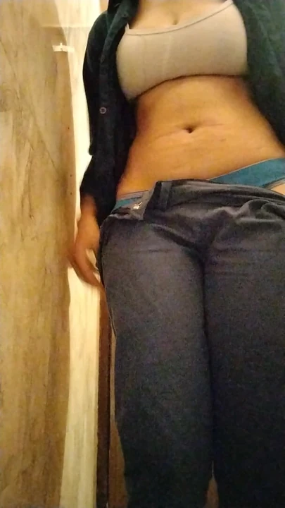 После школы индийская студентка принимает свою одежду в ванной