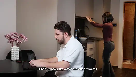 Sekreter Marimoore karısı yan odadayken bir yarağı gırtlağına kadar alıyor ve patronuyla sert seks yapıyor