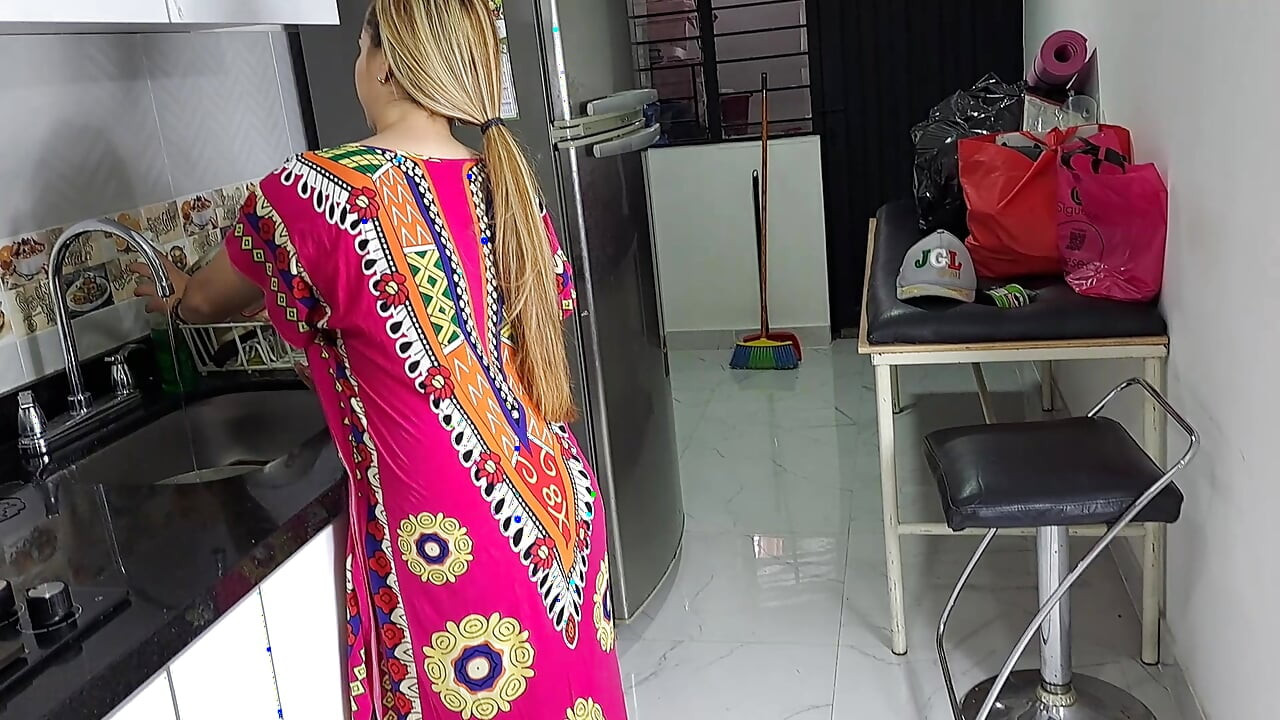 Üvey kız kardeşim beni azdırıyor. Bölüm 1. Göğüslerini sikiyorum