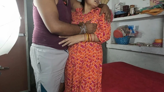 Erkek arkadaşım geceleri evime geldi ve beni sikerek tatmin etti, çok eğlendim!