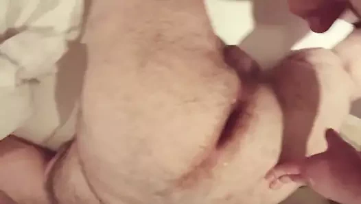 İki tombul ayı sikişiyor ve boşalıyor