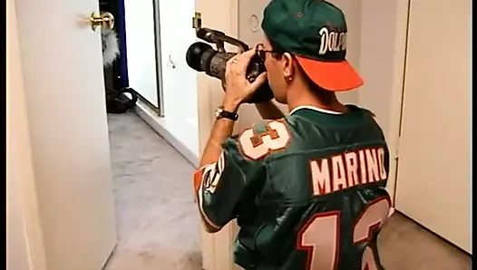 Güzel esmer ıslak kedi yayılır ve güzel bir büyük sert kalın horoz alır