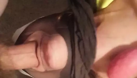 Ben yüzünü sikerken makine onu sikiyor - TOMWOODS2020