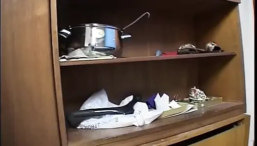 Azgın esmer orta yaşlı seksi kadın kendini umbrella ile parmaklıyor ve sikiyor