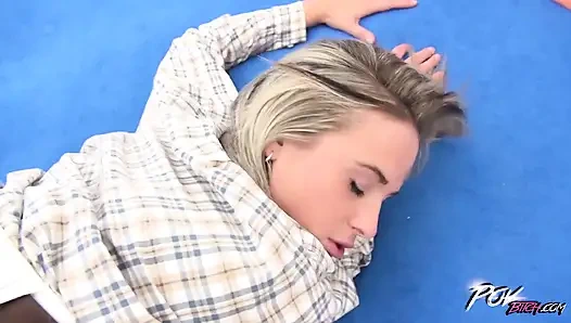 Deli gibi yarak emiyor seksi Vinna Reed için ilk anal seks