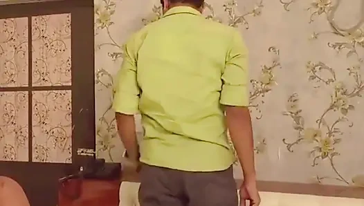 Servis görevlisi malkin'i romantik sikiyor