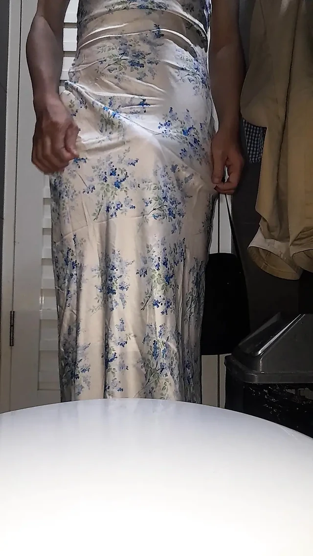 Travesti döl giyiyor saten halter boyun elbisesi