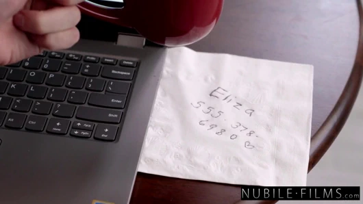 Smokeshow Barista Eliza Ibarra Adamın Elinden Numarasını Kaydırıyor