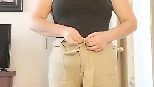 Anne oğlunun en iyi arkadaşı ziyaret için giyinmiş