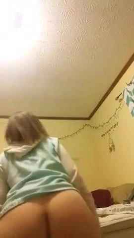 Mostrando o rabao no quarto