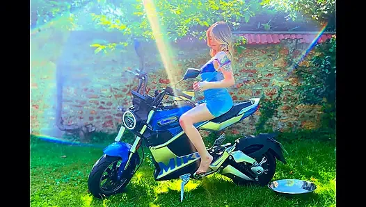 Motosikletli amcık ıslak azdırıyor ve orgazm oluyor