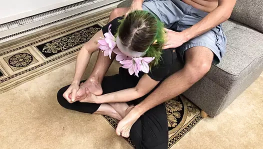 Belyla Bradley ayakla mastürbasyon yapıyor