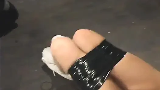 Kat geri döndü ve bu kez eski amigo üniformasını getirdi