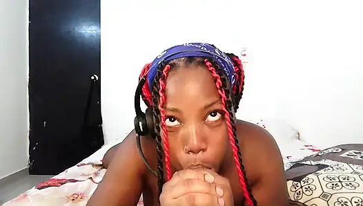 Bu küçük getto zenci thot geceyi odasında dildo oyuncağını emerek geçirmeyi seviyor - mastermeat1