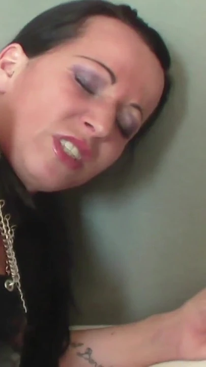 Незабываемый момент из "Неверного грязного разговора, инструкция по дрочке с немецкой милфой в латексе Кэти"