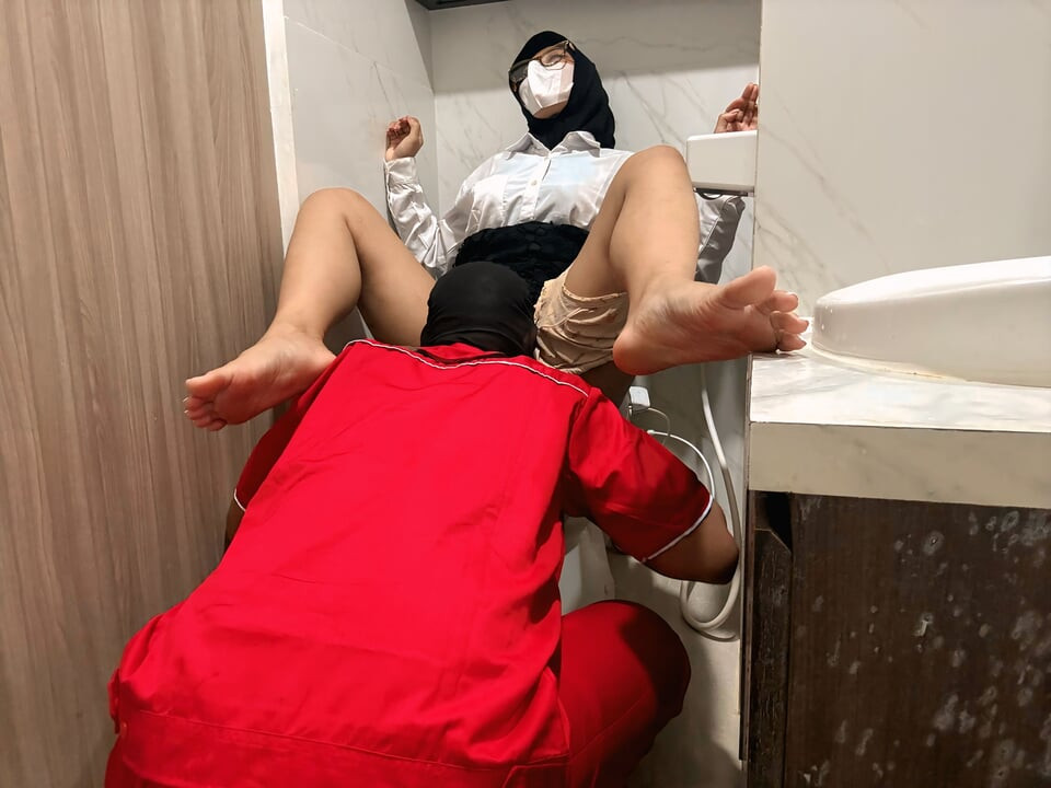 Cewek Magang Dipake Sama Patronu Dikamar Mandi Umum