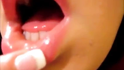 Ava'nın sulu dudakları