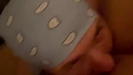 Arkadaşının karısının tadına bakıyor