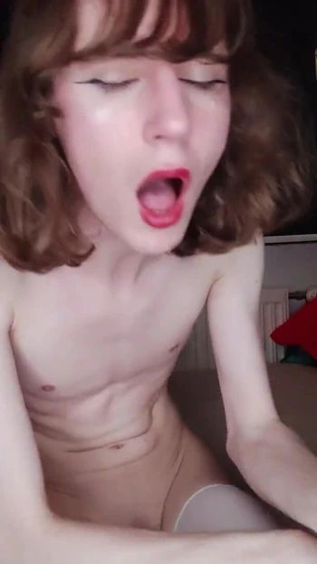 Сногсшибательный момент из "Nicki Fox показывает вам, как делать минет"