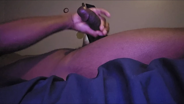 POV: Наблюдая за вашим большим черным членом, соседом по комнате, кончаю рядом с вами