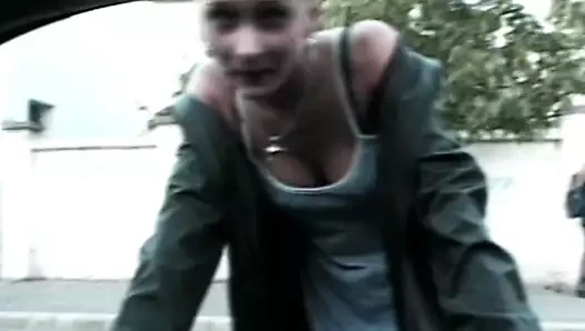 Azgın züppe sulu göğüsleri ile kızıl saçlı bebek sert kelime koymak