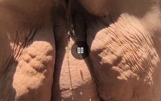 Islakken kaygan bu amcık okşanıyor ve temizleniyor