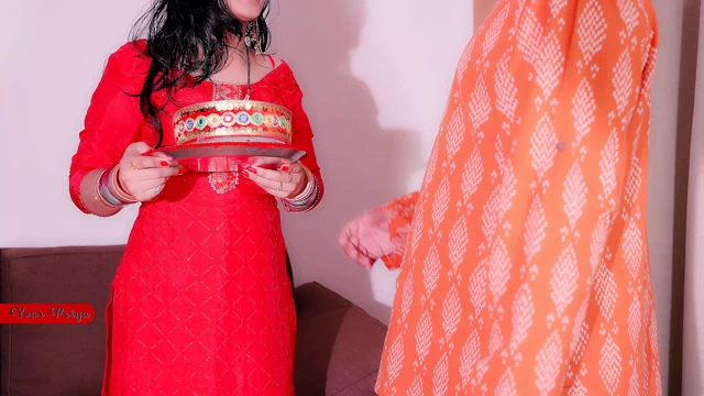 Hintli evli kadın gaaliya kocasını aldattıktan sonra sert sikiliyor - Hintçe