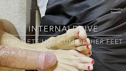 Orta yaşlı seksi kadın ayaklarına ateşli bir şekilde boşalıyor ve yalıyor.