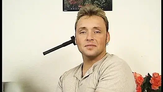 Sarışın genç kız oyuncu seçmelerinde küçük göğüslerini gösteriyor