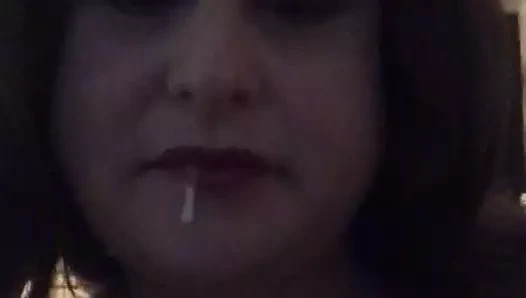 Sehpadan döl yalıyor