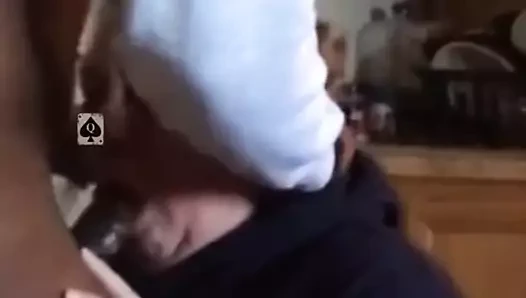 Bayan m, fahişe karısını emen siyah bir horoz. cuck koca filmleri