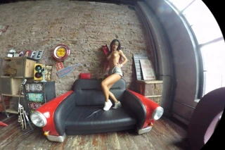 Foxy minx, bebek besleyicilerini ve balta yarasını sergiliyor