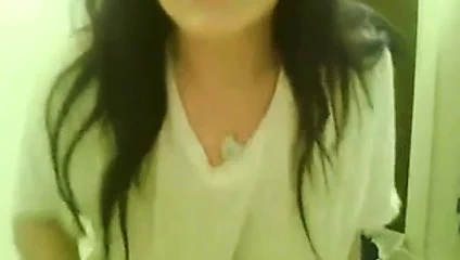 Sigara içen sıcak esmer cam kız ( busty kış ) mükemmel göğüsleri ile oynuyor