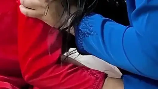 Arap lezbiyen genç kız ateşli orta yaşlı seksi kadın tarafından sikiliyor