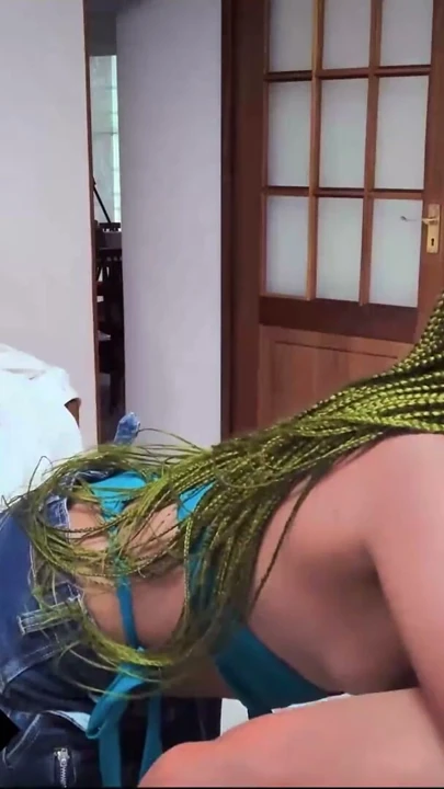 Bu PETITE EBONY TEEN tur casting'inde utangaç davrandı... bu yüzden mutfakta yüzünü derinlemesine SİKTİM | Klip 1