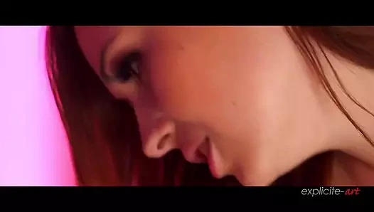 Çılgın Fransız porno yıldızları büyük dildolara yumruk sokuyor ve sokuyor