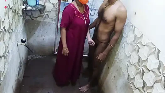 Hintli evli kadın banyoda ateşli kayıt videosunda eğleniyor