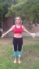 Sıcak busty sarışın sağlar ona göğüsler sıçrama