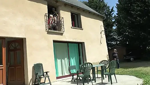 Azgın sarışın sürtük iki yarak alıyor