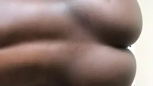 Zenci yarak emerken götünü sallıyor