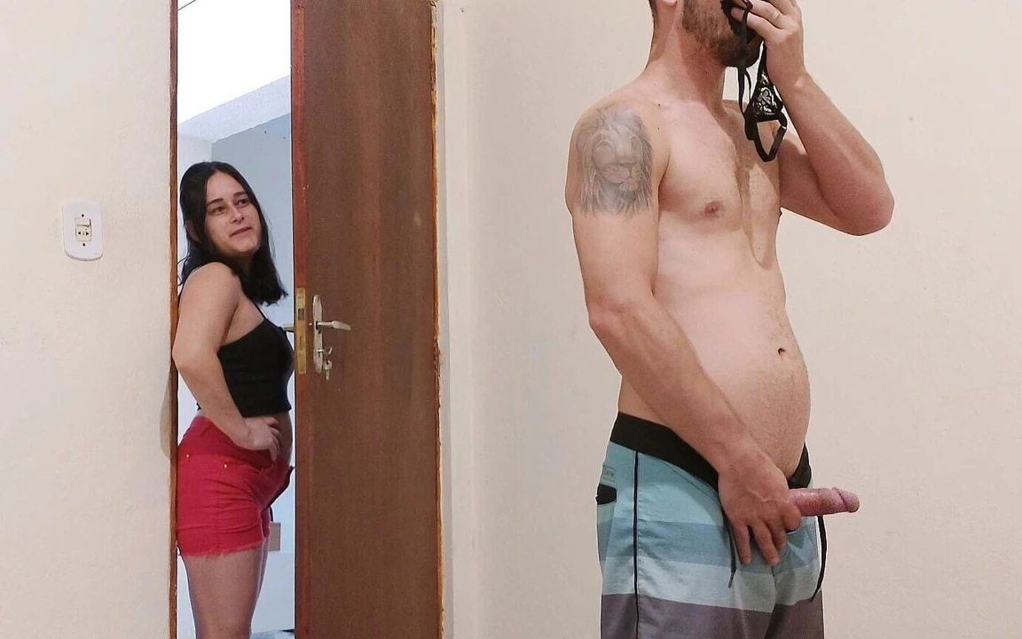 Orta yaşlı seksi üvey anne üvey oğlunu külotunu koklarken yakaladıktan sonra azgın