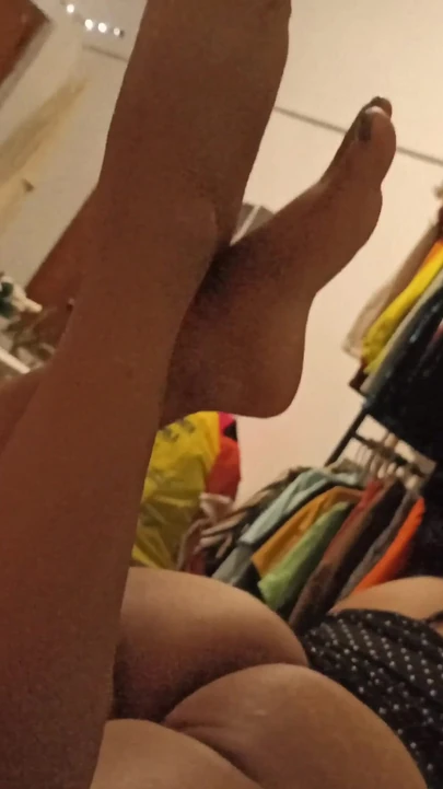 Знаковый момент от "моя мачеха в постели с ее круглой задницей в стрингах"