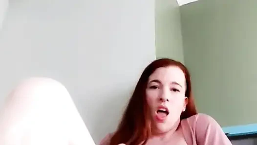Youtuber masasını derin bir dildofucking ile sırılsıklam ediyor
